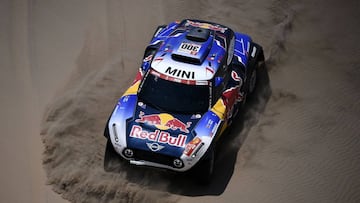 Mini&#039;s Spanish driver Carlos Sainz of Spain and co-driver Lucas Cruz compete during the Stage 6 of the Dakar Rally between Arequipa and San Juan de Marcona, Peru, on January 13, 2019. (Photo by Franck FIFE / AFP)