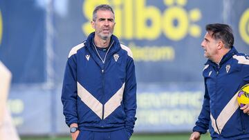 Gaizka Garitano junto a un integrante de su cuerpo técnico.