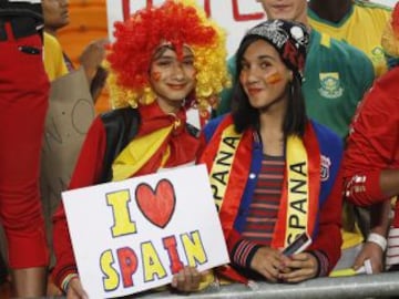 Unas hinchas animan a la selección de España antes del partido amistoso entre Sudáfrica y España en el estadio Soccer City de Soweto
