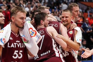 Los jugadores del banquillo de Letonia celebran la victoria, en ese momento quedaban segundos en el partido pero la diferencia era amplia, ante la Selección española.