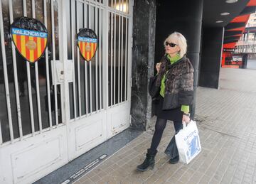 La notario Ana Julia Roselló, accediendo al palco de Mestalla. 