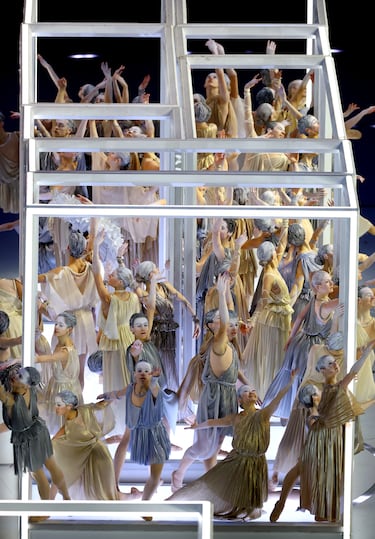 Bailarines de la Accademia del Teatro alla Scala durante la ceremonia inaugural de los Juegos Olímpicos de Invierno Milán-Cortina en el Estadio San Siro.