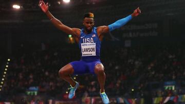Jarrion Lawson compite durante la final de salto de longitud de los Mundiales de Atletismo de Pista Cubierta de Birmingham 2018.