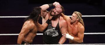 McIntyre y Ziggler agarraban a Strowman durante su combate.