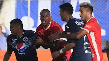 Jugadores de los cinco equipos más afectados por la pandemia de coronavirus, recibieron víveres por parte de la Asociación de Futbolistas Hondureños.
