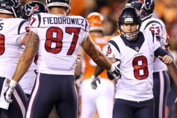 Durante los tres primeros cuartos los kickers de ambos equipos fueron protagonistas, ya que ni Texans ni Bengals acertaron a llegar a la end zone rival. Al último cuarto se llego con un pírrico 6 a 3 a favor de los locales.