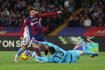 Paulo Gazzaniga impide el remate de Robert Lewandowski.