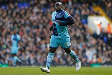 Juega de delantero y su equipo actual es el Wycombe Wanderers de la segunda división inglesa con un peso de 102kg