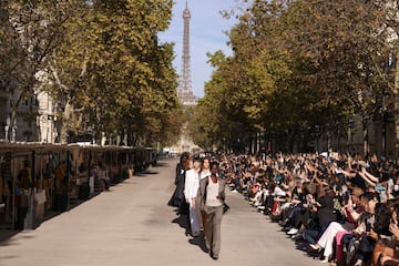 Las modelos lucen creaciones para la colección de moda femenina Primavera/Verano 2024 de Stella McCartney en las calles de París. 
