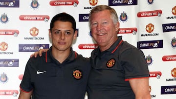 In this video posted by Manchester United, former Red Devils boss Sir Alex Ferguson has congratulated Javier Hernández on rejoining Chivas - the club he left for Old Trafford in 2010.