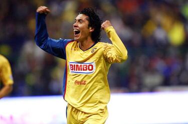 10 jugadores de Chivas y América que anotaron en su primer Clásico Nacional