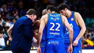 Toni Ten, entrenador del Movistar Estudiantes, da instrucciones a Granger, González y Vaulet durante el partido ante el Caja Rural Zamora.