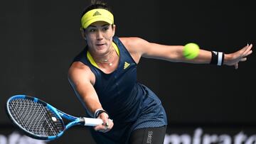 Melbourne (Australia), 14/02/2021.- Garbine Muguruza of Spain in action during her fourth Round Women's singles match against Naomi Osaka of Japan on Day 7 of the Australian Open at Melbourne Park in Melbourne, Australia, 14 February 2021. (Tenis, Abierto, Japón, España) EFE/EPA/DAVE HUNT AUSTRALIA AND NEW ZEALAND OUT
