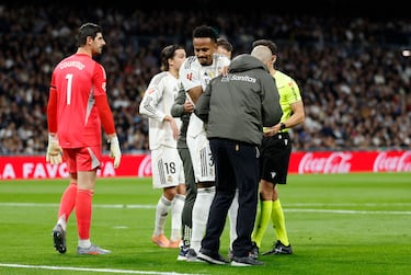 El jugador brasileño no puede apoyar la pierna izquierda y es ayudado por los médicos del Real Madrid a abandonar el terreno de juego.