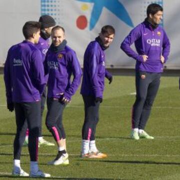 CON HAMBRE POR MARCAR. Iniesta, Messi y Luis Suárez, durante el entrenamiento de ayer, preparando el partido de Elche.