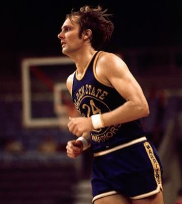 Rick Barry, uno de los mejores jugadores de la historia de los Warriors, vistió una camiseta que a día de hoy usan Curry y compañía en 'modo retro'.