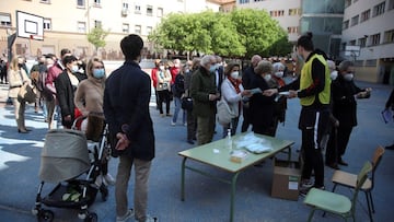 MADRID, 04/05/2021.- Medidas higi&eacute;nicas por la pandemia de covid antes de acceder a un colegio durante las votaciones en la jornada de elecciones. La Comunidad de Madrid ha recomendado franjas horarias para determinados grupos de poblaci&oacute;n: 