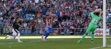 Carrasco marca el 2-0.