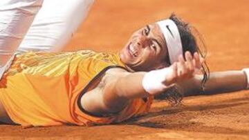 <b>AGOTADO. </b>Rafa Nadal celebró el triunfo rebozándose en la arena de Roma. Es el quinto triunfo del español esta temporada.