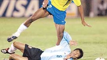 <b>RELEVO.</B> En Brasil se asegura que Maicon será a corto plazo el relevo de Cafú con el equipo de Brasil.