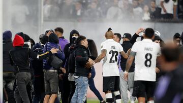 AME8108. SANTIAGO (CHILE), 10/04/2025.- Arturo Vidal de Colo Colo conversa con aficionados que ingresaron al campo este jueves, en un partido de la fase de grupos de la Copa Libertadores entre Colo Colo y Fortaleza en el estadio Monumental David Arellano, en Santiago (Chile). EFE/ Osvaldo Villarroel