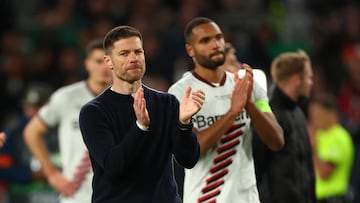 Xabi Alonso, con Jonathan Tah, aplauden tras el final de un partido.