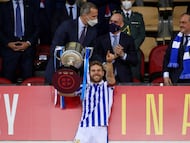 Asier Illarramendi fue el encargado de levantar el título de Copa conquistado por la Real Sociedad en 2021 frente al Athletic.