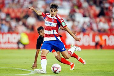 Manu Trigueros lo hace todo en un da: firma, debuta y anota un penalti