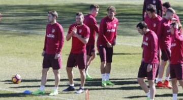 Simeone tiene dudas para el once inicial ante el Barcelona.