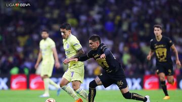 Jugadores de América y Pumas se disputan un balón en el Estadio Azteca.