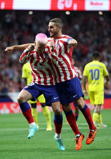 1-0. Antoine Griezmann celebra con Koke primer tanto. El jugador francés del Atlético marca en el minuto 1 de partido.