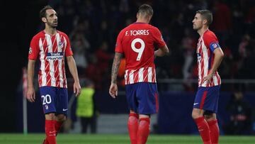 Juanfran, Fernando Torres y Gabi, durante el Atlético de Madrid - Qarabag.
