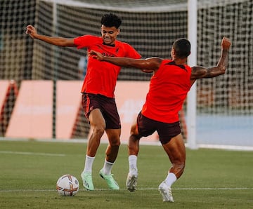 Luis Díaz volvió a entrenamientos en Liverpool. El colombiano hizo parte de la primera práctica del equipo de Jürgen Klopp en Dubái.