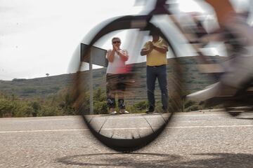 Varias personas observan a los ciclistas durante la decimosegunda etapa de La Vuelta, que se disputa entre Ólvega y Zaragoza de 151 km de recorrido.