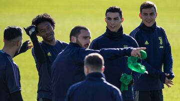 El colombiano Juan Guillermo salió lesionado en la derrota de Juventus contra Young Boys por Champions League. Se desconoce su tiempo de recuperación.