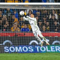 Luis Malagón salva su arco de forma milagrosa