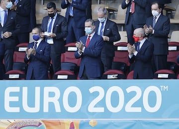 Palco.  Aleksander Ceferin, presidente de la UEFA; SM el Rey Felipe VI y Luis Rubiales, presidente de la RFEF.