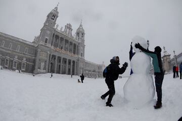 Un muñeco de nieve en las inmediaciones de la Catedral de la Almudena.