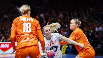 La noruega Henny Ella Reistad supera a la defensa Holandesa en la semifinal del Mundial.