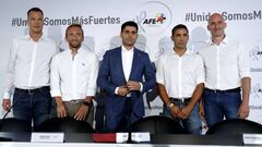 GRAF8979. MADRID, 22/08/2018.- El presidente de la Asociaci&oacute;n de Futbolistas de Espa&ntilde;a (AFE), David Aganzo (c), con su equipo directivo durante la rueda de prensa que ha ofrecido hoy tras reunirse con los capitanes de Primera Divisi&oacute;n