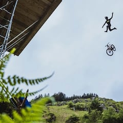 Jim Monro da el primer susto en el circuito más extremo de MTB Downhill