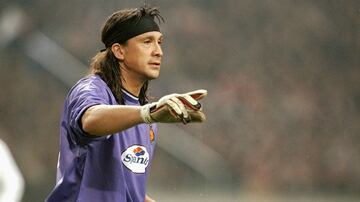 El mítico portero argentino fue diagnosticado con cáncer de riñón en 2003, el exguardameta culpó al tabaco. Hoy es asistente de Simeone en el Atlético de Madrid. 