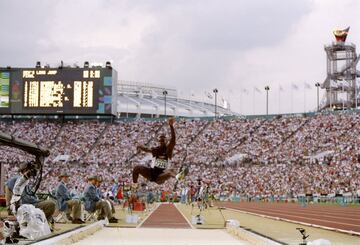 Repiti¨®, nada m¨¢s y nada menos que por cuarta ocasi¨®n, en salto de longitud, estadounidense Carl Lewis, consigui¨® su d¨¦cimo metal. Nueve de ellos fueron de oro.