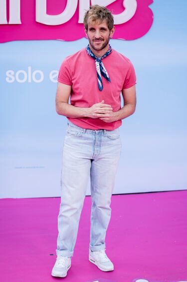 Jota Linares posa en la alfombra rosa por el pase especial de la película ‘Barbie’ en el Gran Teatro CaixaBank.   
 
 