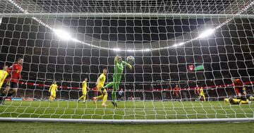 El árbitro Alexey Kulbakov anuló un gol a José Luis Gayá por una falta en el salto a Romario Benzar.