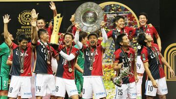 Los jugadores del Kashima celebran el título de la Liga japonesa ganado, la llave de su participación en el Mundial de Clubes.