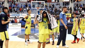 Los jugadores del Movistar Estudiantes tras certificar el descenso a la LEB.