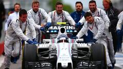 Mecánicos de Williams empujan a Valtteri Bottas durante el GP Canadá 2016.