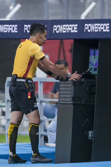 El debut del VAR en la Liga MX se dio en un partido que requirió bastante de la herramienta visual. La intervención del vídeo arbitraje dio como resultado un duelo con siete anotaciones que entregó más emociones de las esperadas entre los dos peores equipos del torneo.