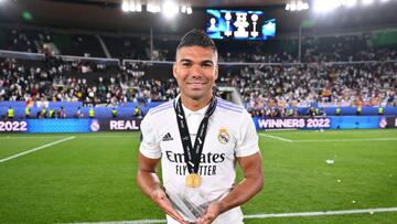 HELSINKI, FINLAND - AUGUST 10: Casemiro of Real Madrid poses for a photograph with the Playstation Player of the Match after the final whistle of the UEFA Super Cup Final 2022 between Real Madrid CF and Eintracht Frankfurt at Helsinki Olympic Stadium on August 10, 2022 in Helsinki, Finland. (Photo by Oliver Hardt - UEFA/UEFA via Getty Images)